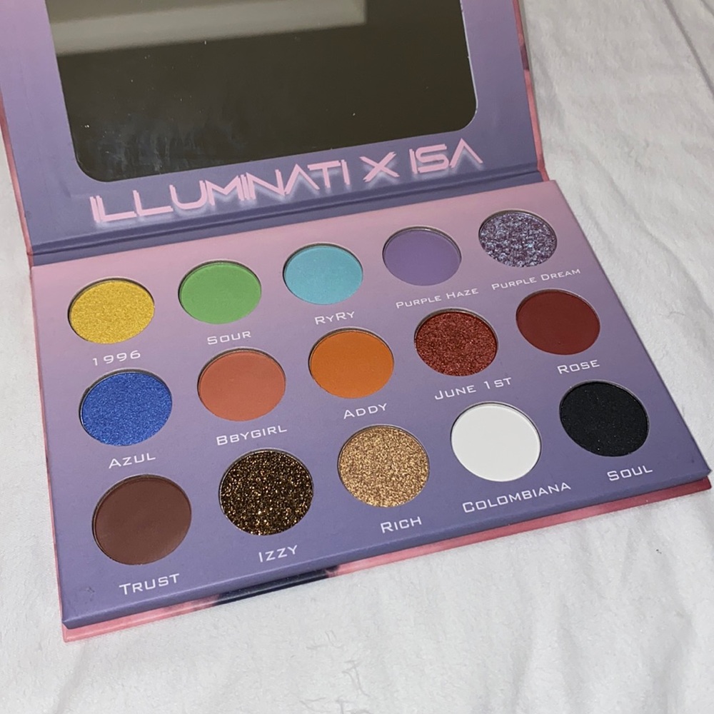 Eyeshadow Palette Illuminati x Isa